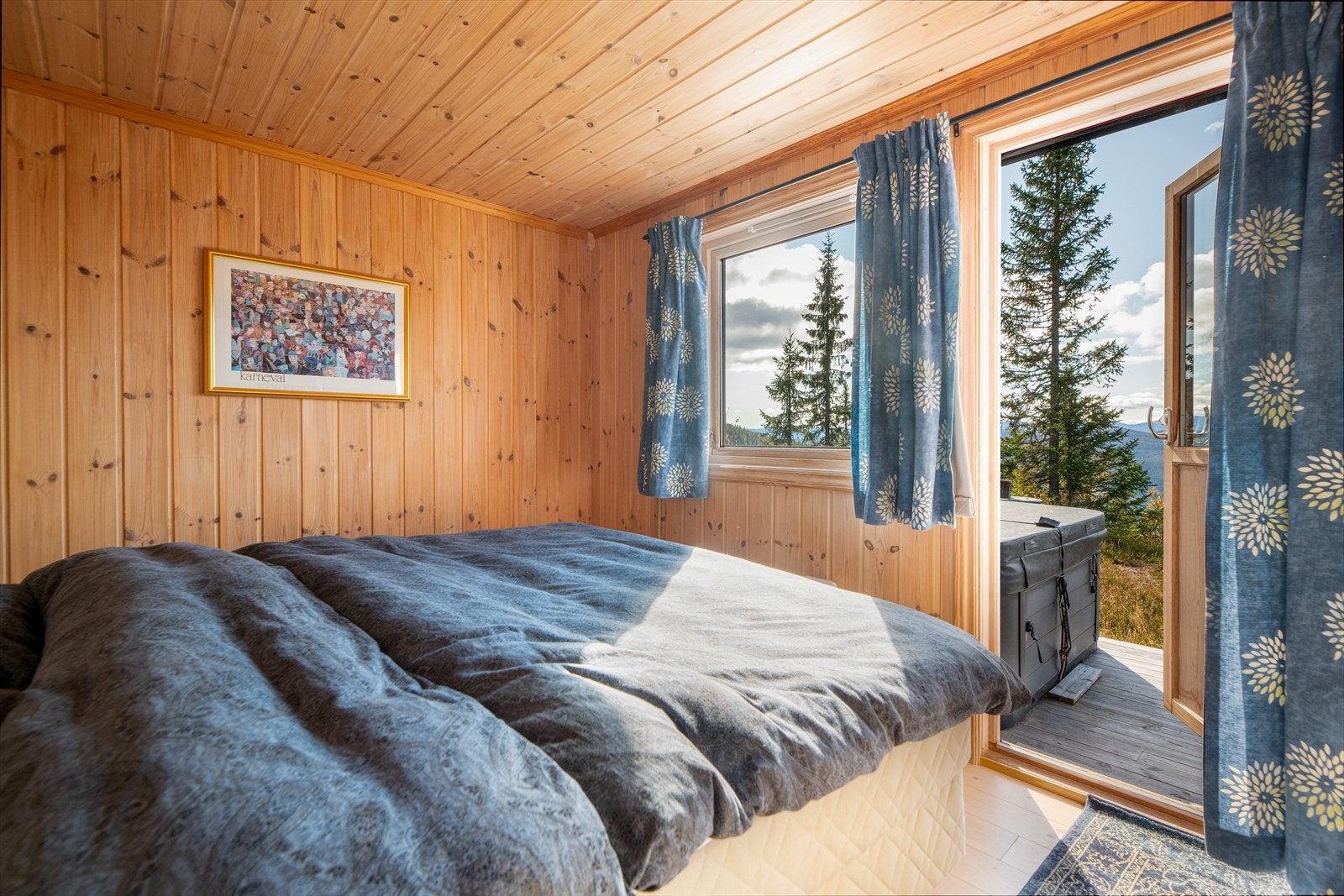 Soverommet har nydelig utsikt og utgang til terrasse med en deilig jacuzzi! Galleribilde