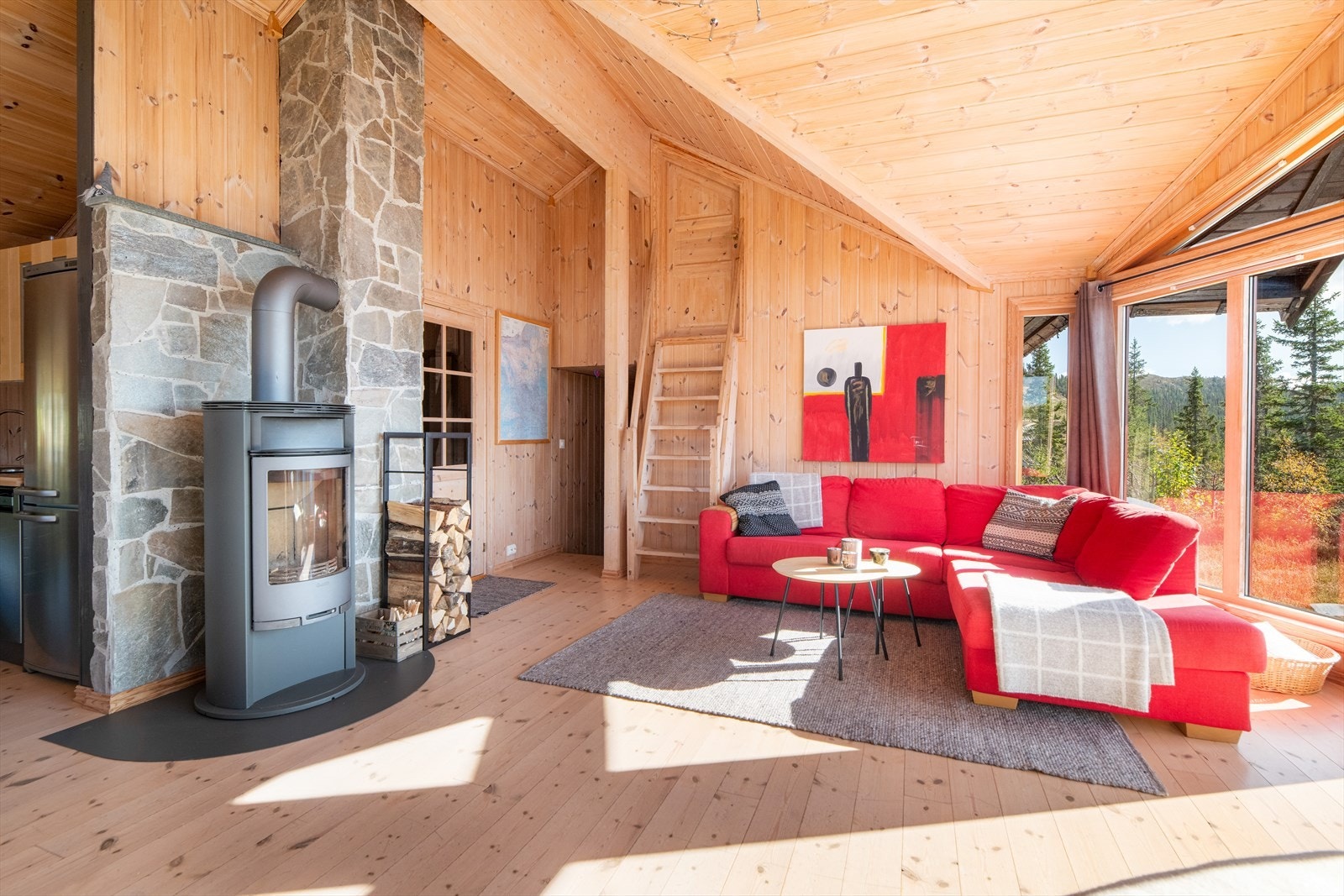 Fra stuen er det trapp opp til hems. Galleribilde