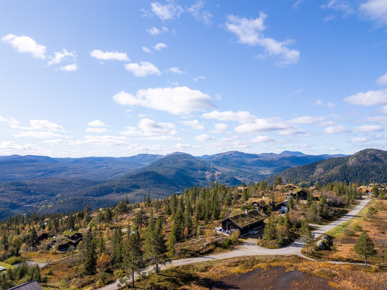 Hytta har en meget attraktiv beliggenhet på solsiden av Gaustatoppen, med bomvei inn til hyttefeltet Galleribilde