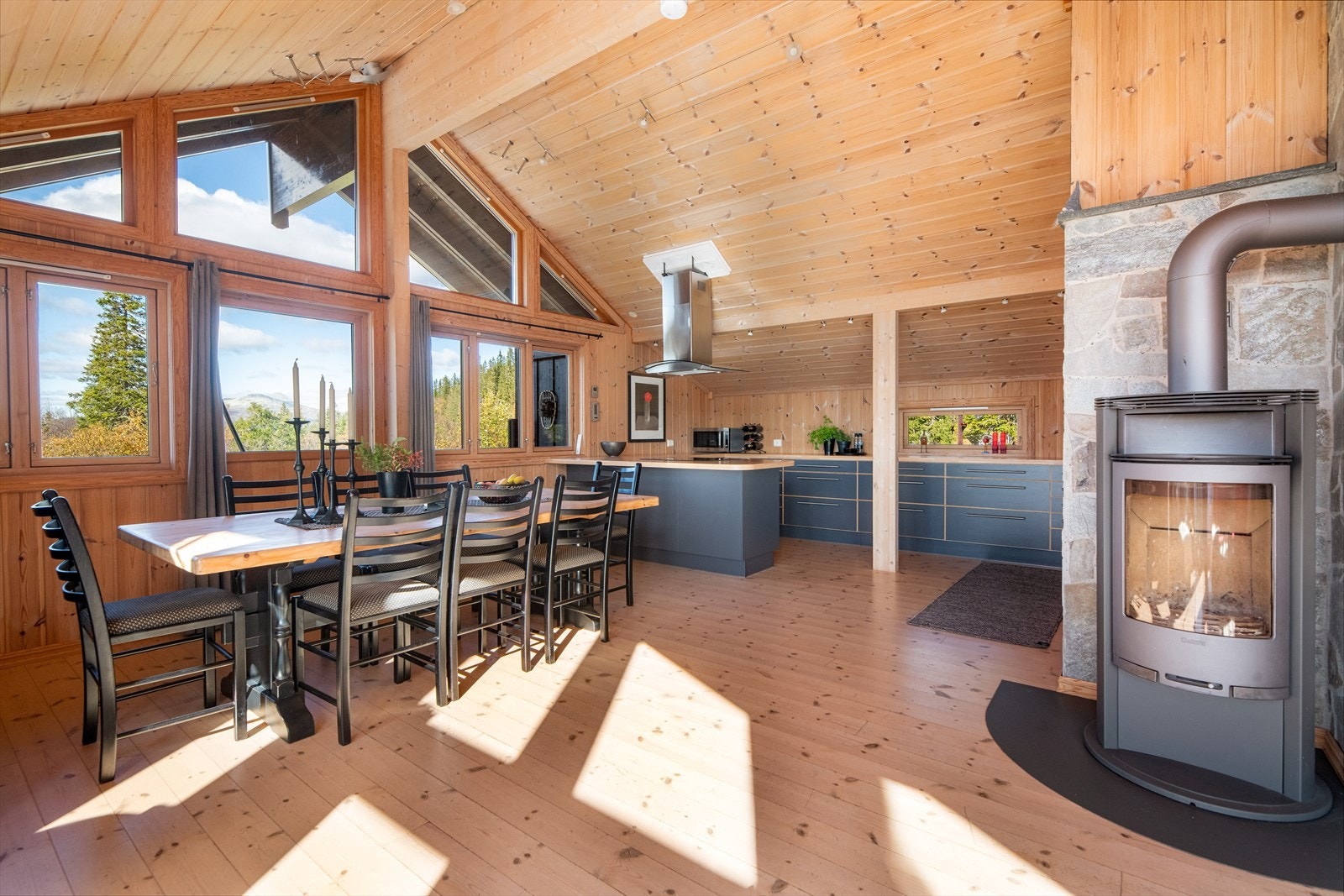 Det er åpen og sosial løsning med stue/ spisestue og kjøkkenet, ideelt for rolige helger og hyggelige sammenkomster med familie og venner. Galleribilde