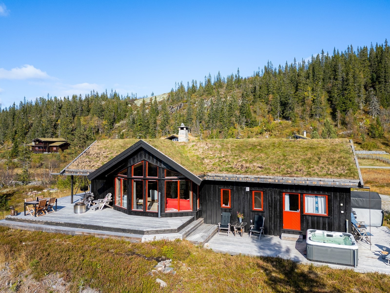 Fra stuen er det utgang til romslig terrasse som strekker seg rundt store deler av hytta. Galleribilde