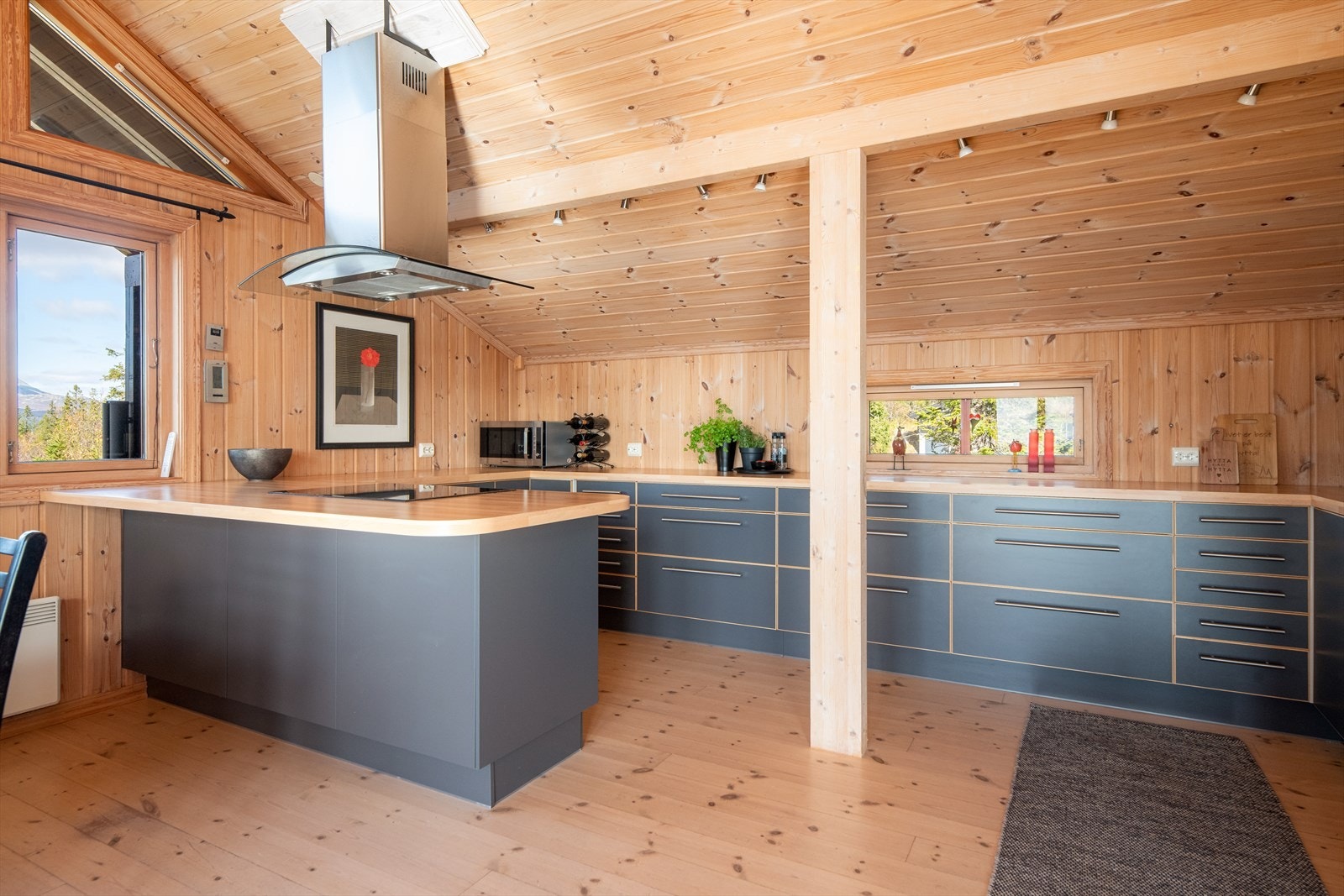 Kjøkkeninnredningen har slette fronter og laminert benkeplate med nedfelt vask. Galleribilde