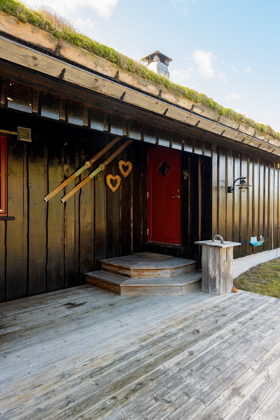 Hytta har et overbygget og hyggelig inngangsparti. Galleribilde