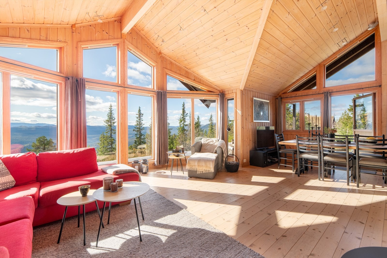 Stuen er romslig med god plass for både spisestue og sofagruppe. Galleribilde