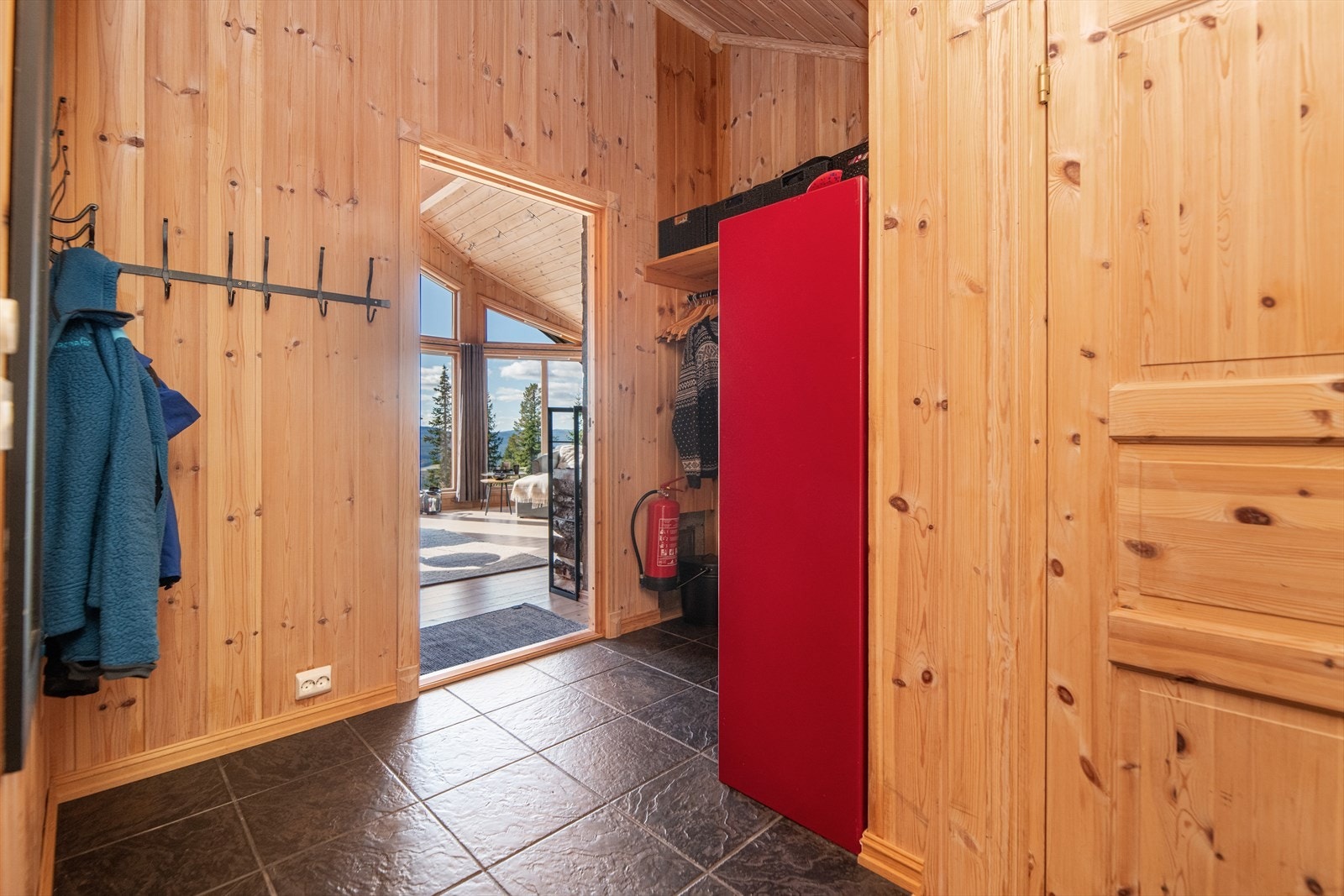 Romslig og luftig entré med god plass til både sko- og yttertøy. Galleribilde