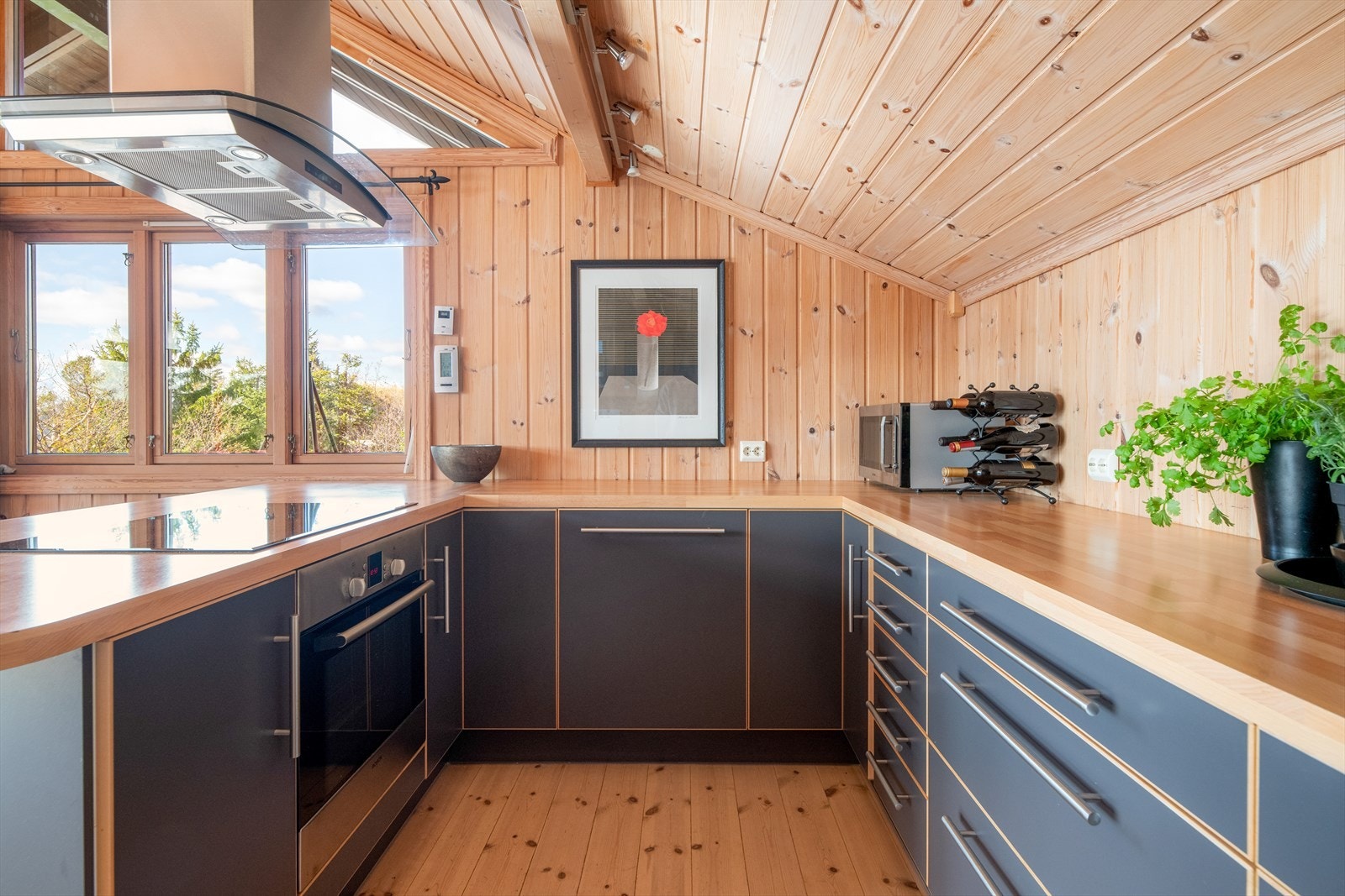 Her har du godt med oppbevaringsplass i skuffer og skap, samt gode arbeidsflater på generøs kjøkkenbenk Galleribilde