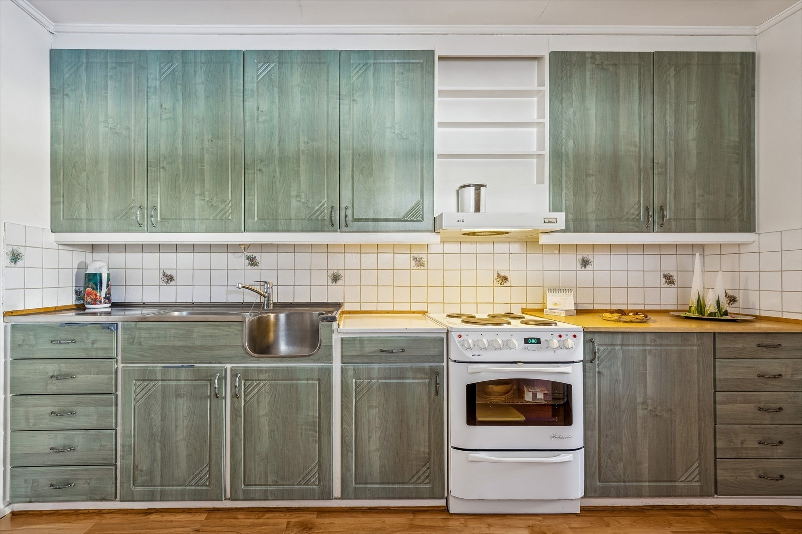 Kjøkkeninnredning med profilerte fronter, laminat benkeplate og god skapplass. Galleribilde