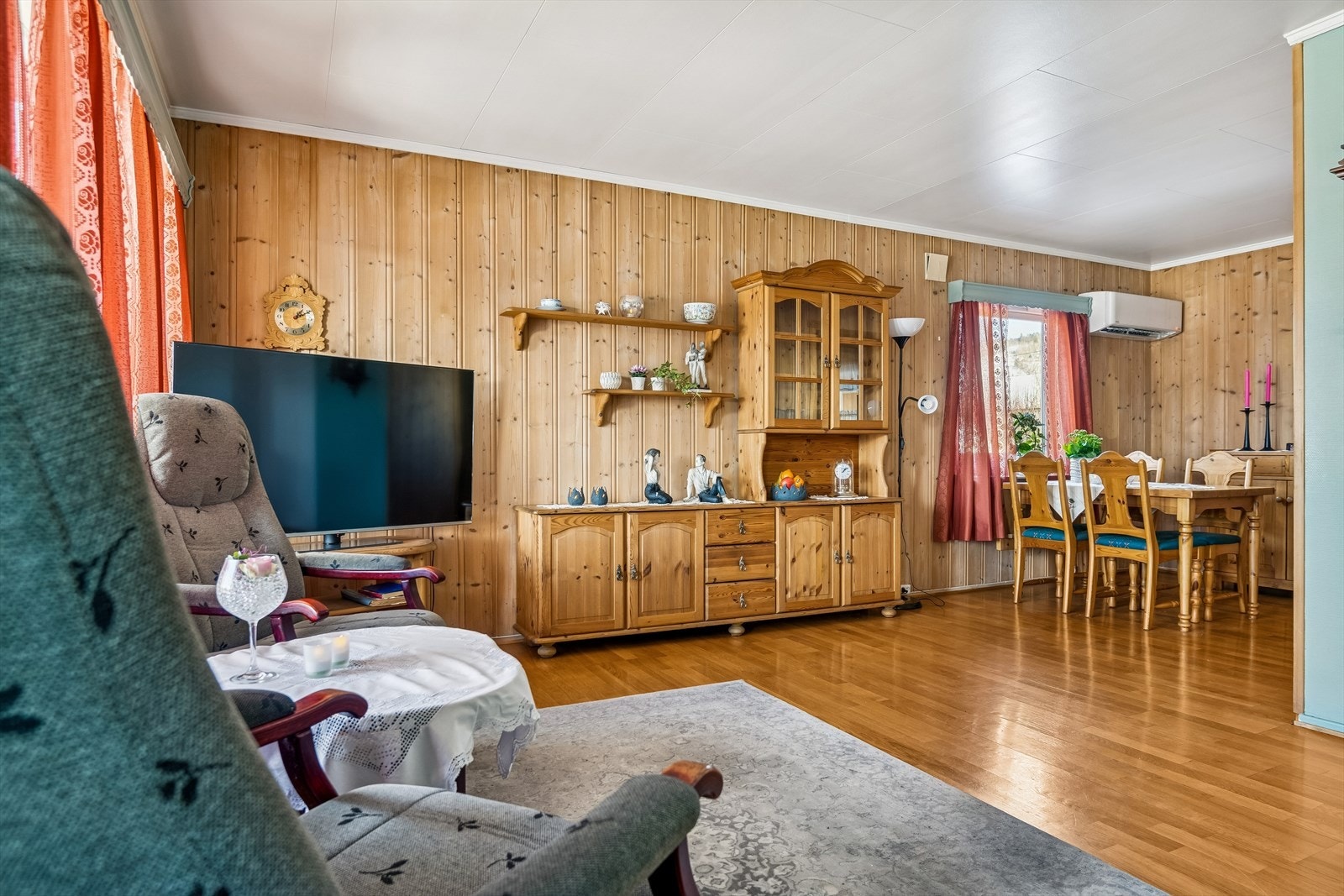 Store deler av stuen har panel på veggene, som gir et lunt preg. Galleribilde