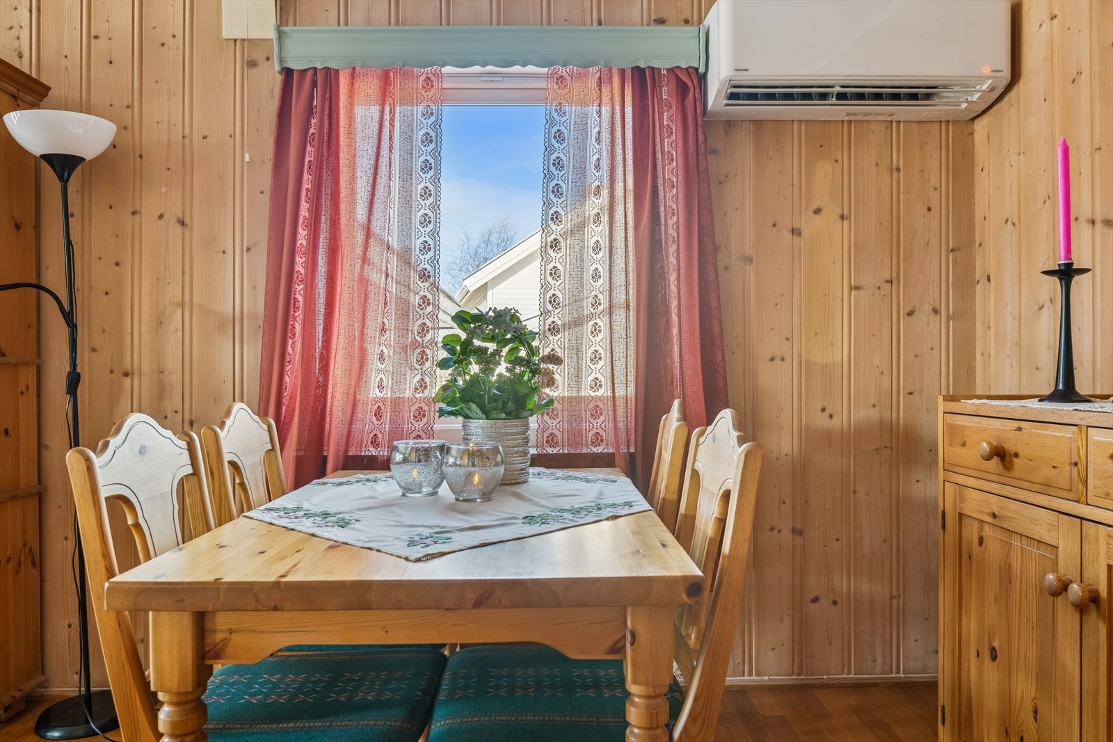 I tilknytning til stuen er det en egen spisestue med plass til langbord. Galleribilde