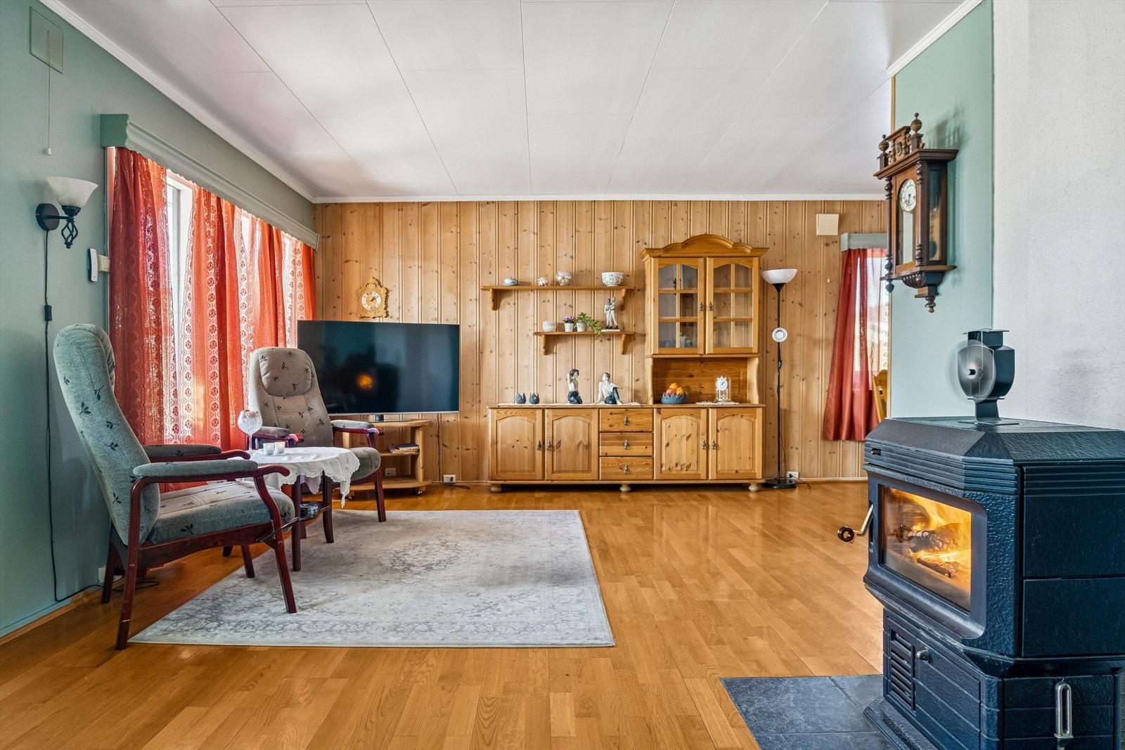 Stuen har god plass til både sofagruppe og TV-møblement. Galleribilde