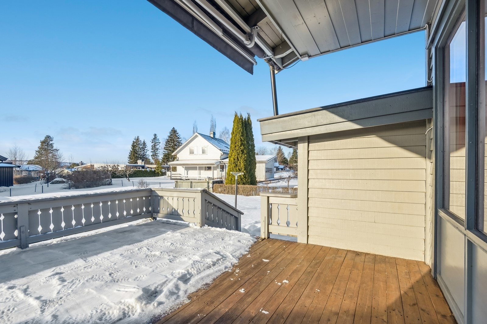 Den overbygde delen av terrassen gir ly for vær og vind. Galleribilde