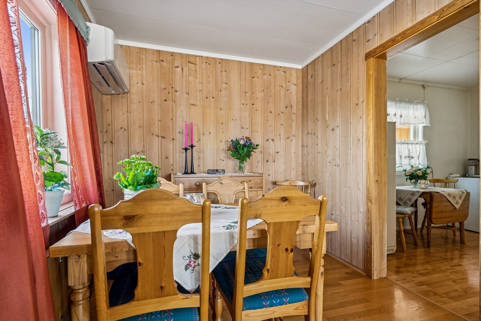 Spisestuen fungerer som et naturlig bindeledd mellom stue og kjøkken. Galleribilde