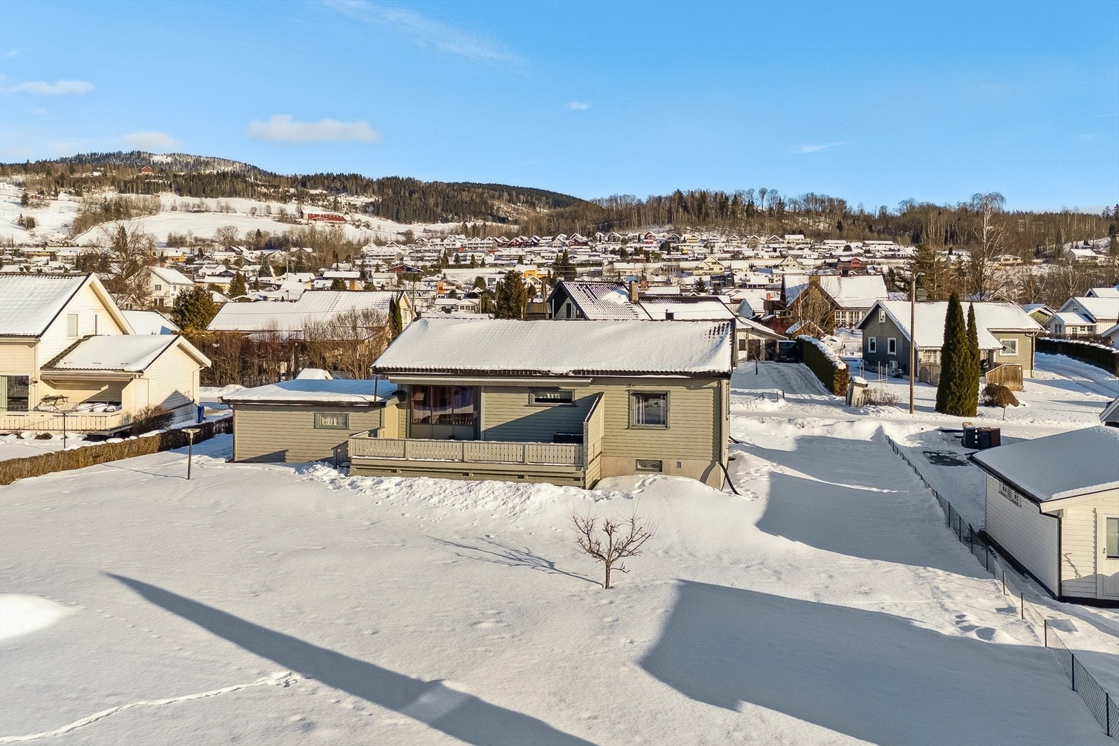 Boligen har flat og solrik tomt med godt utsyn over omkringliggende områder. Galleribilde