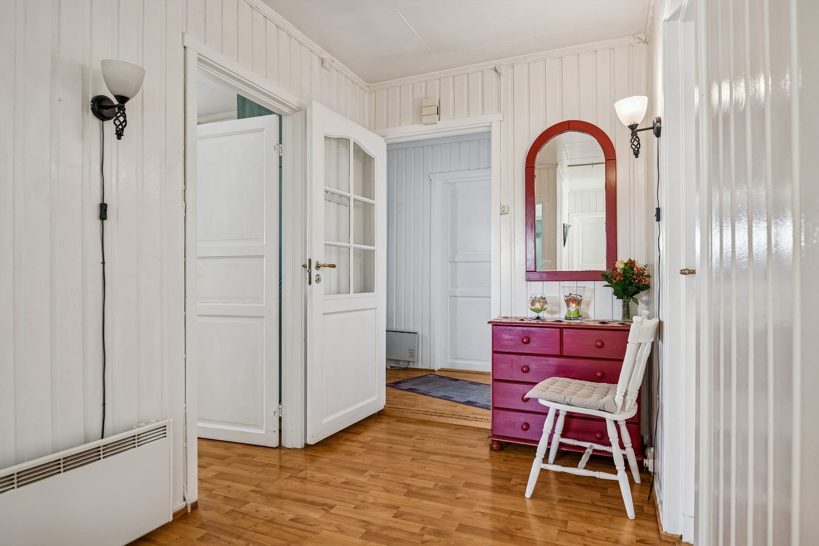 En lys og innbydende gang binder sammen soverommene og oppholdsrommene. Galleribilde