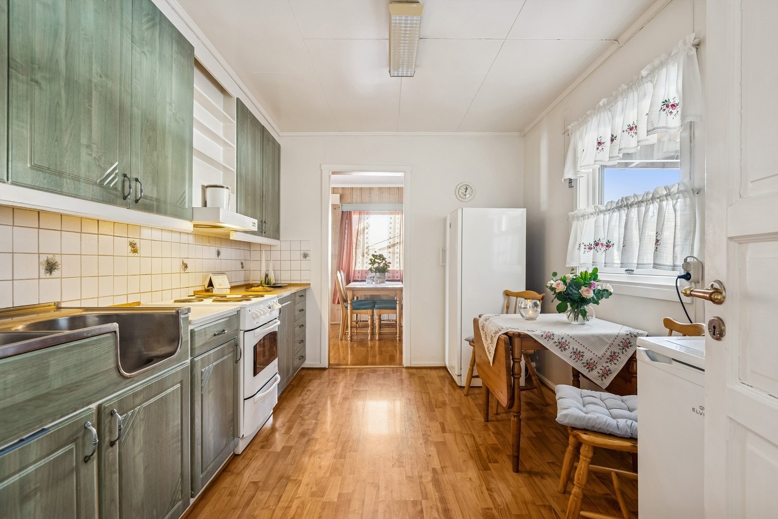 Kjøkkenet er et eget rom med plass til en liten spiseplass ved vinduet. Galleribilde