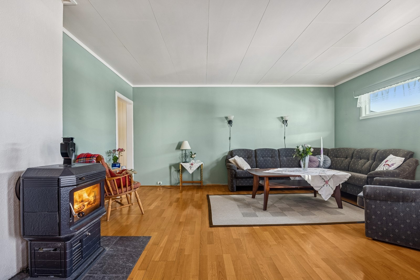 En vedovn i stuen gir både varme og en hyggelig atmosfære. Galleribilde