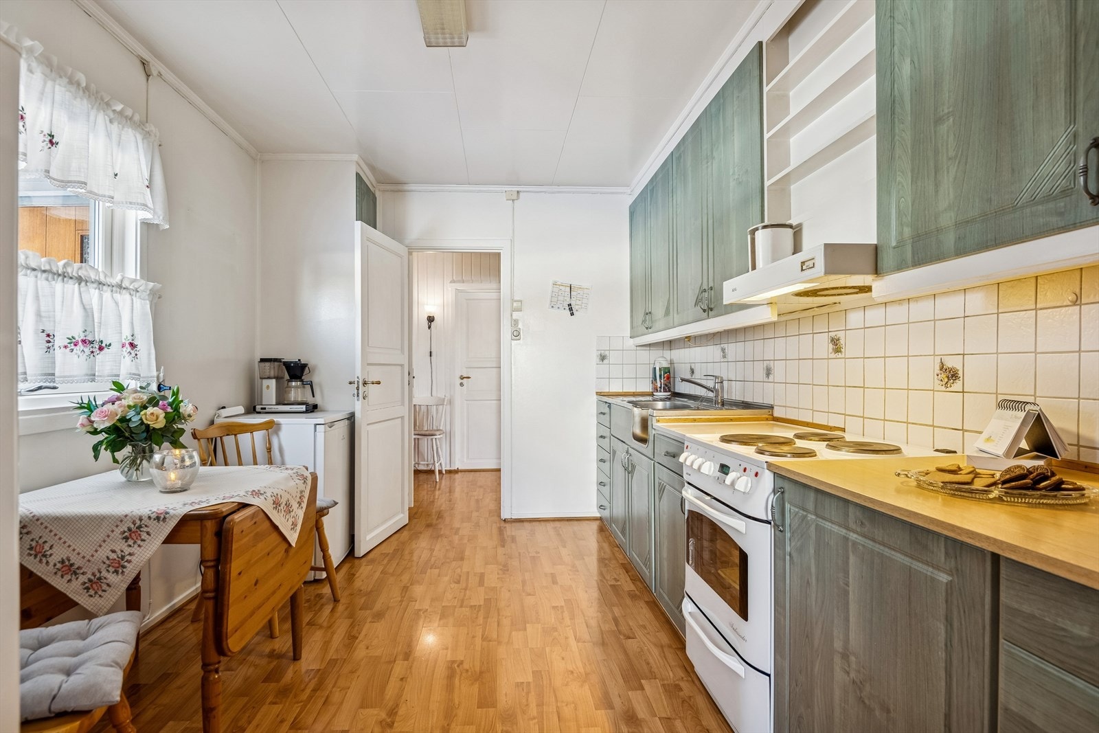 Praktisk kjøkkenløsning med rikelig arbeids- og oppbevaringsplass. Galleribilde