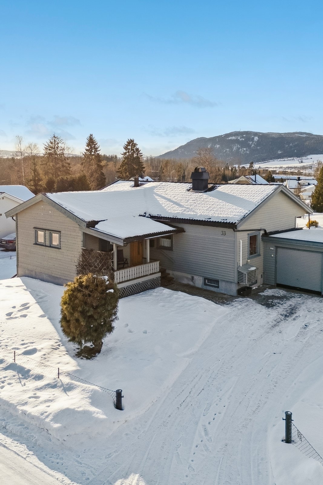 Eiendommen har en romslig gårdsplass og integrert garasje. Galleribilde