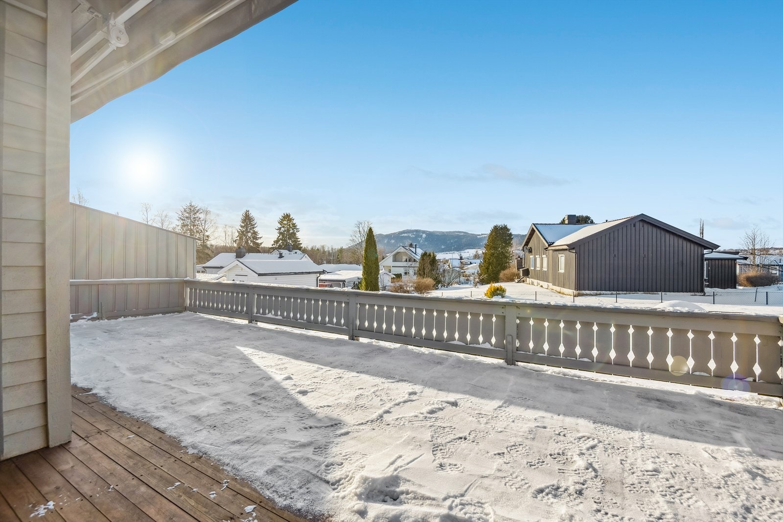 Eiendommen ligger fint til på feltet med solrik og skjermet hage! Galleribilde