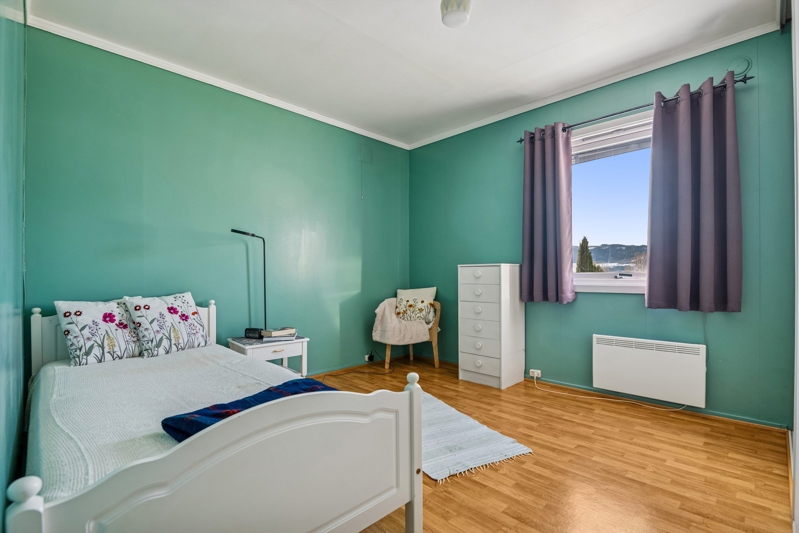 Soverommet har plass til dobbeltseng og tilhørende møblement. Galleribilde