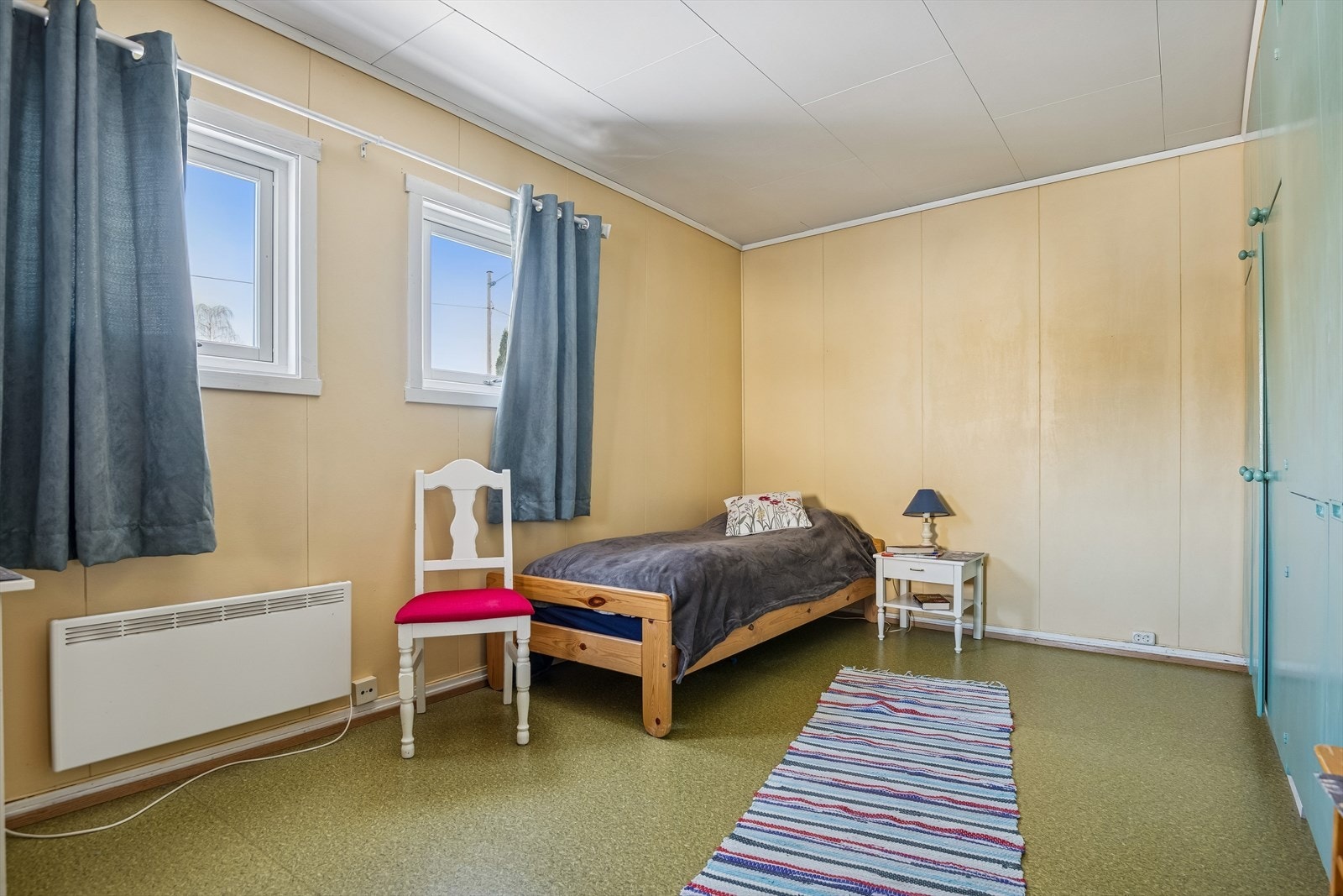 Romslig soverom med plass til seng og oppbevaringsmøbler. Galleribilde