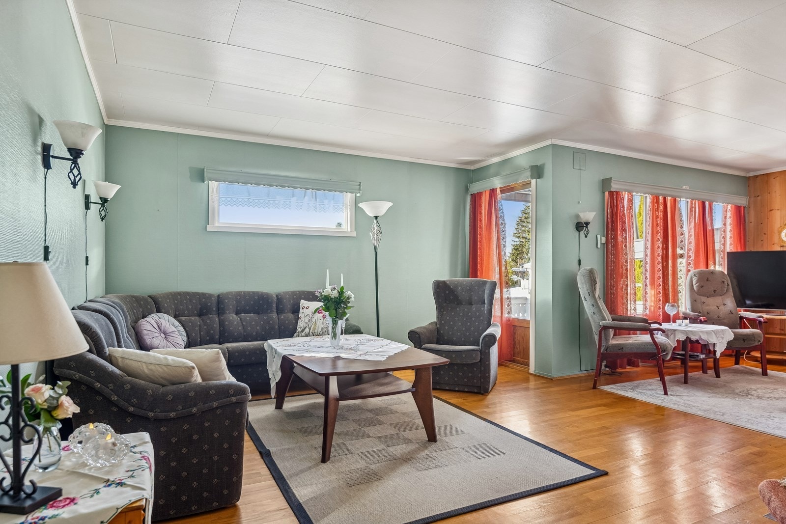 Stuen er romslig og gir fleksibilitet for møblering av flere sittegrupper. Galleribilde