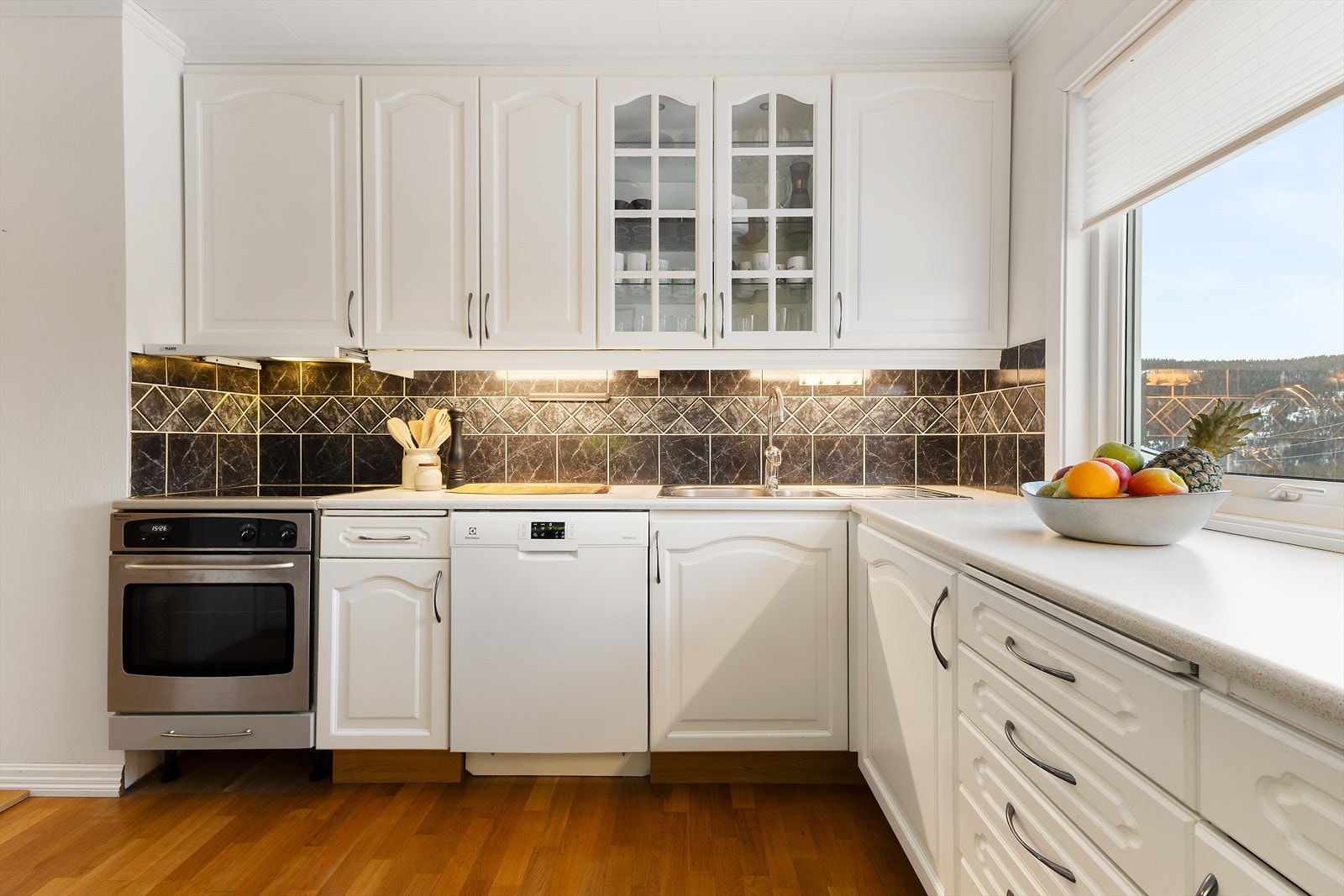 Hvitevarer i kjøkken medfølger i handelen: komfyr, komb. kjøl/fryseskap og oppvaskmaskin. Galleribilde