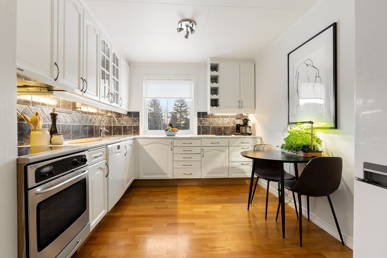 Kjøkkenet er romslig og har godt med skapplass. Galleribilde