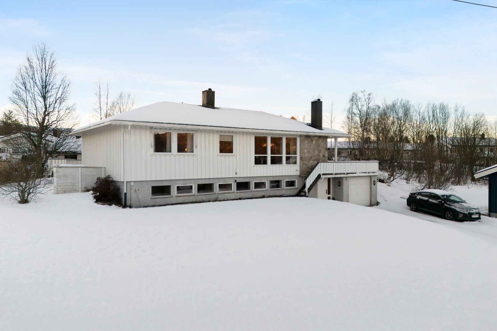 Huset er plassert godt bak på tomten, slik at man har en romslig innkjørsel og romslig hage på fremsiden av boligen. Galleribilde