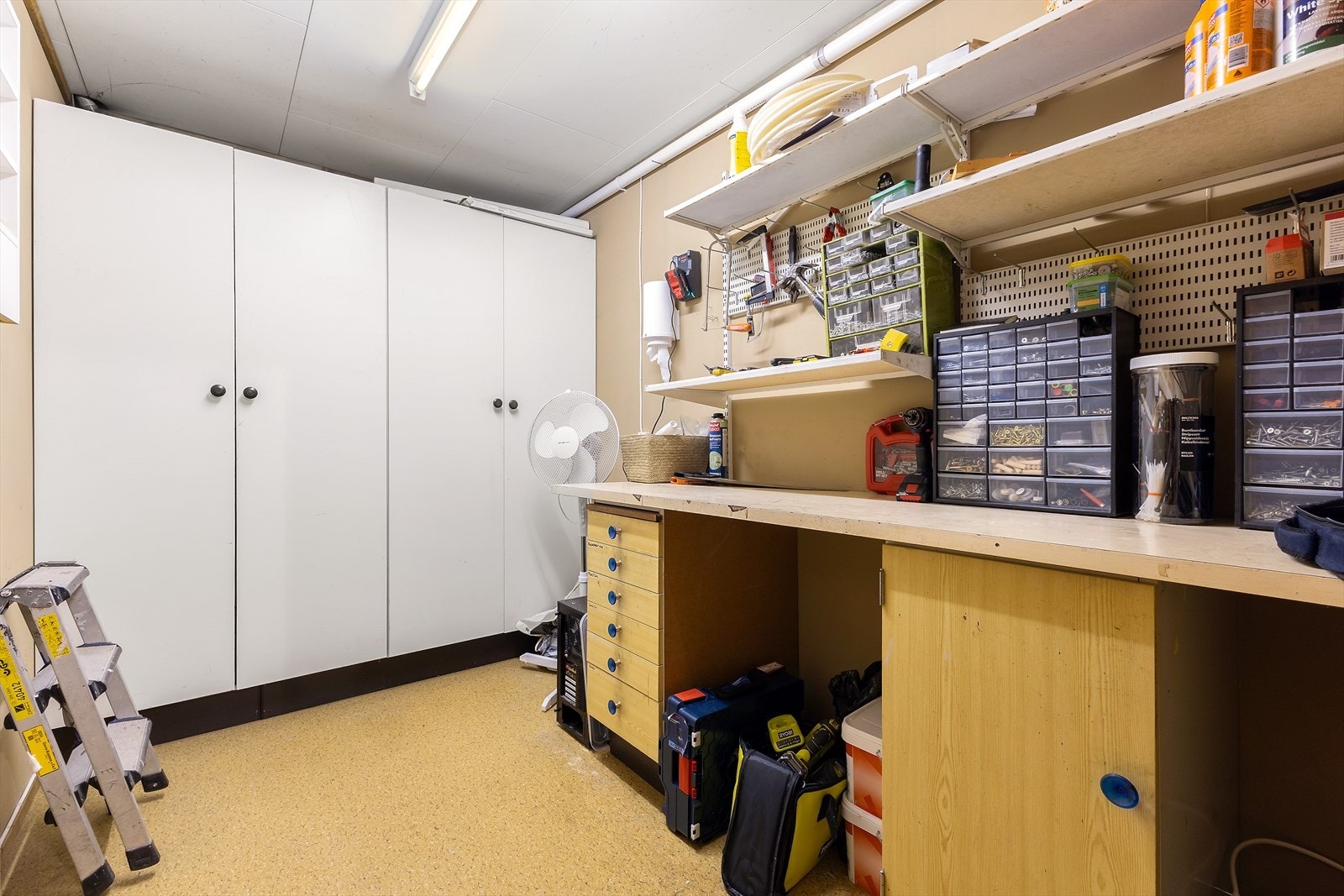 Bod/verksted i sokkeletasjen. Her er god plass for oppbevaring i garderobeskap. Det er flere boder i huset. Galleribilde