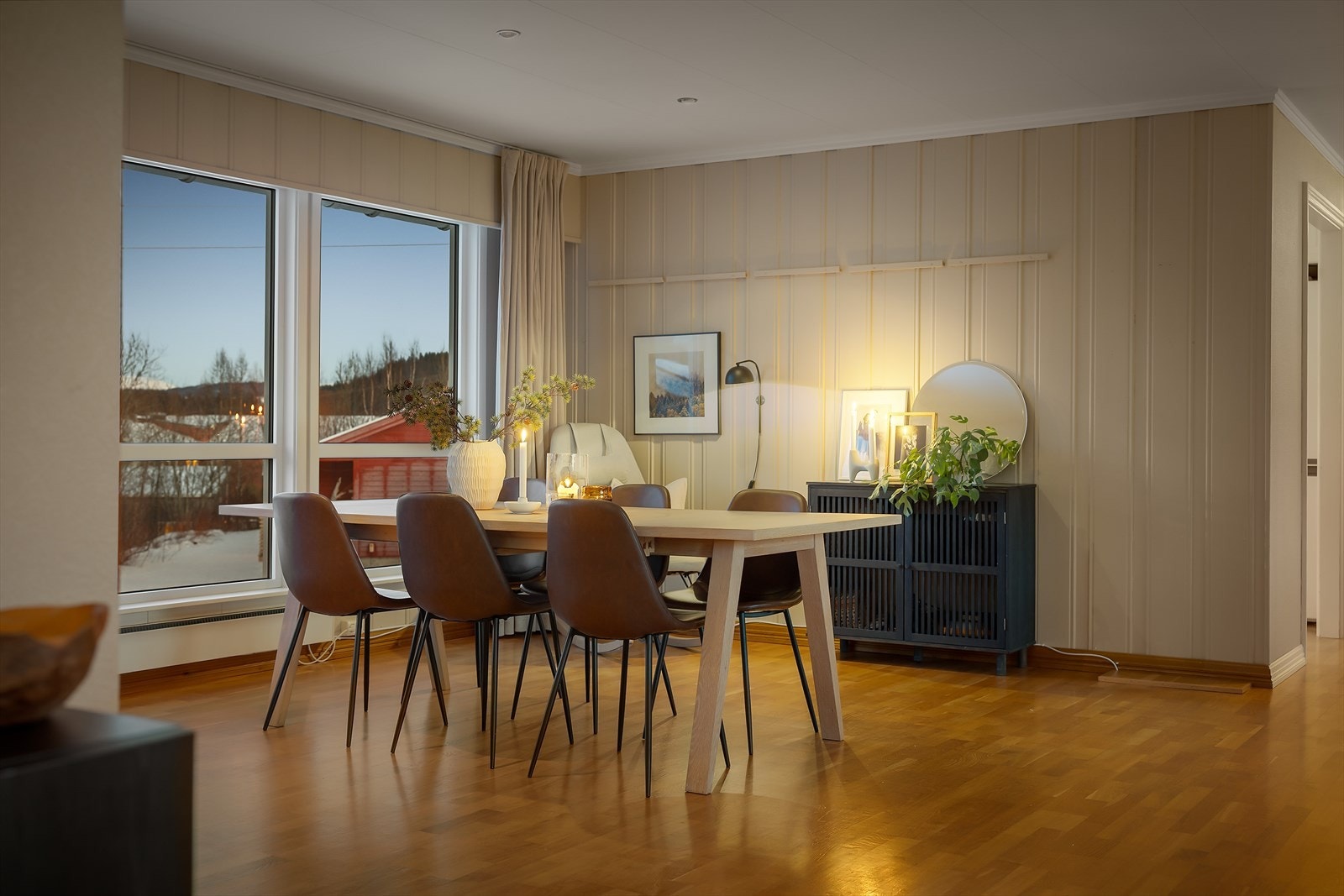 Spisestue er av god størrelse - og her er det plass for mange gjester til bords. Galleribilde