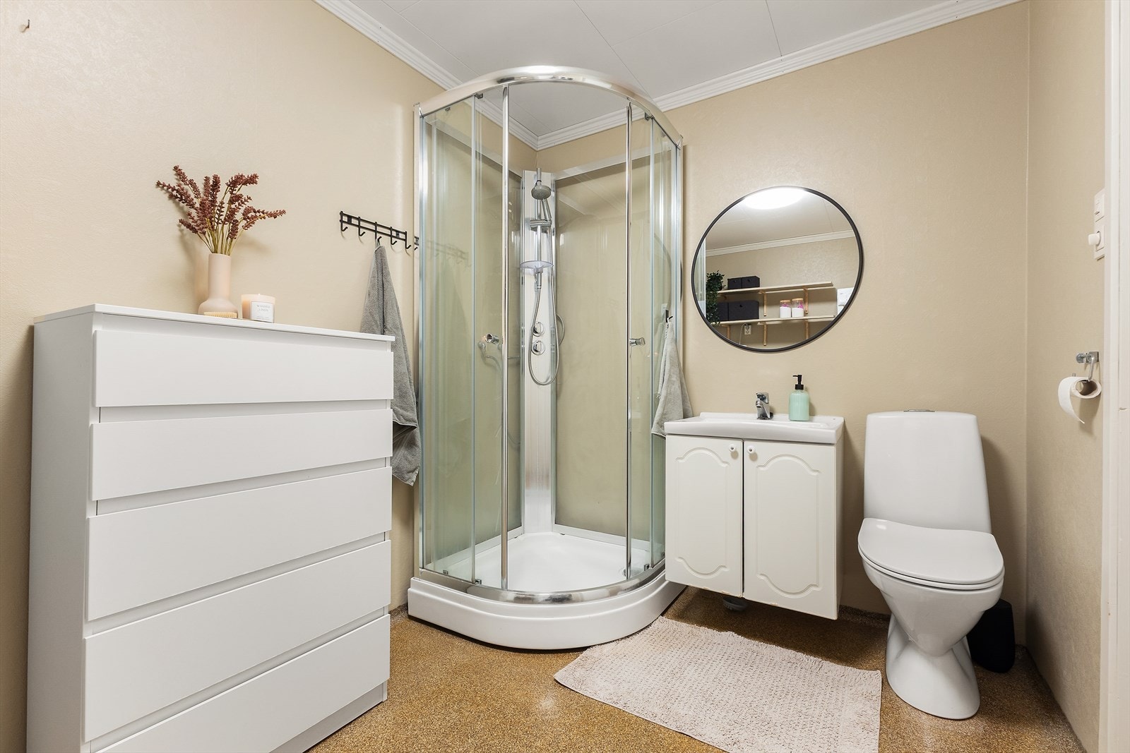 Kombinert bad/vaskerom i sokkeletasjen som har toalett, innredning, dusjkabinett, vv-bereder og god plass for vaskemaskin og tørketrommel. Galleribilde