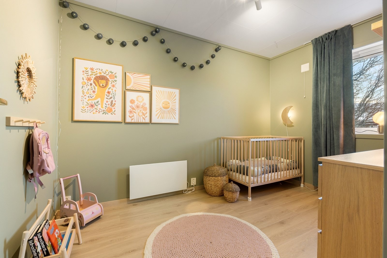 Soverom 1 av 3 i hovedetasjen ble oppusset med etterisolering mot yttervegger, skifte av veggplater, skifte av gulv og nytt el; lampe i tak og kontakter. Galleribilde