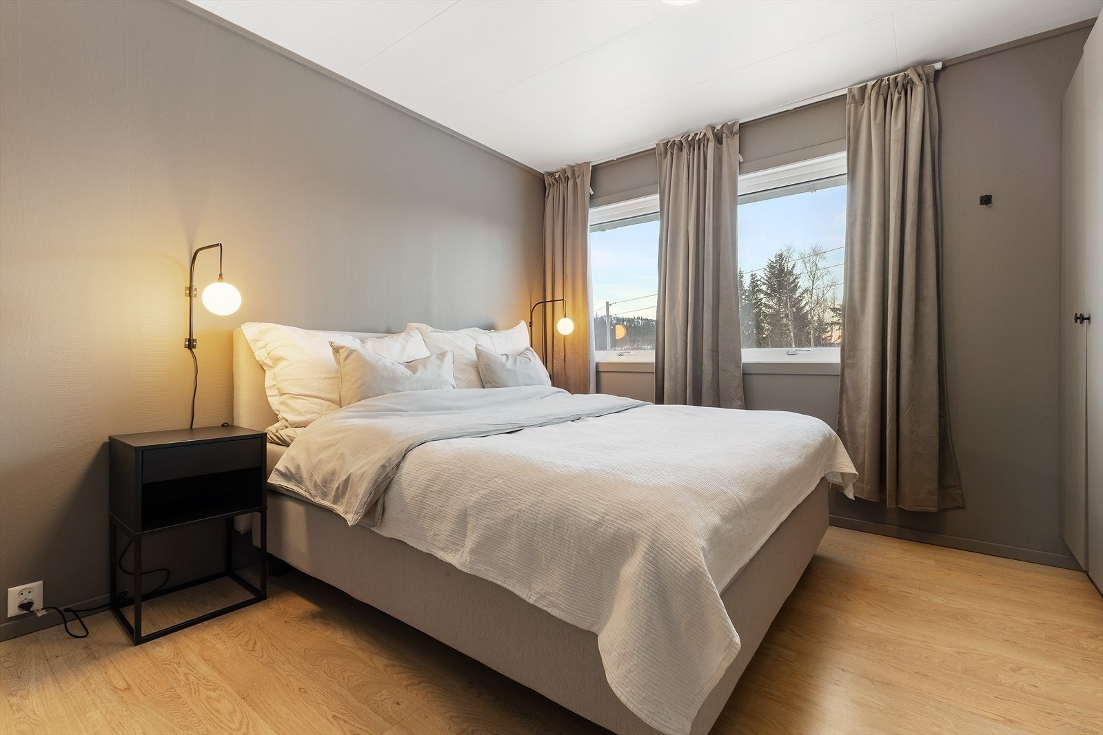 Soverom 2 av 3 er oppusset med maling av vegger og garderobeskap, samt montert nye lamper på vegg. Vinduene i dette rommet er byttet i nyere tid. Galleribilde