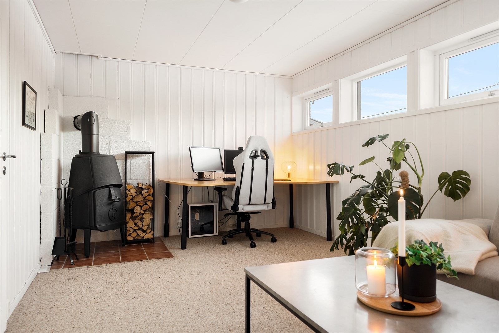 Her er det rom for sittegruppe med sofa og bord, samt arbeidsstasjon. Vedfyring for kalde vinterdager. Galleribilde