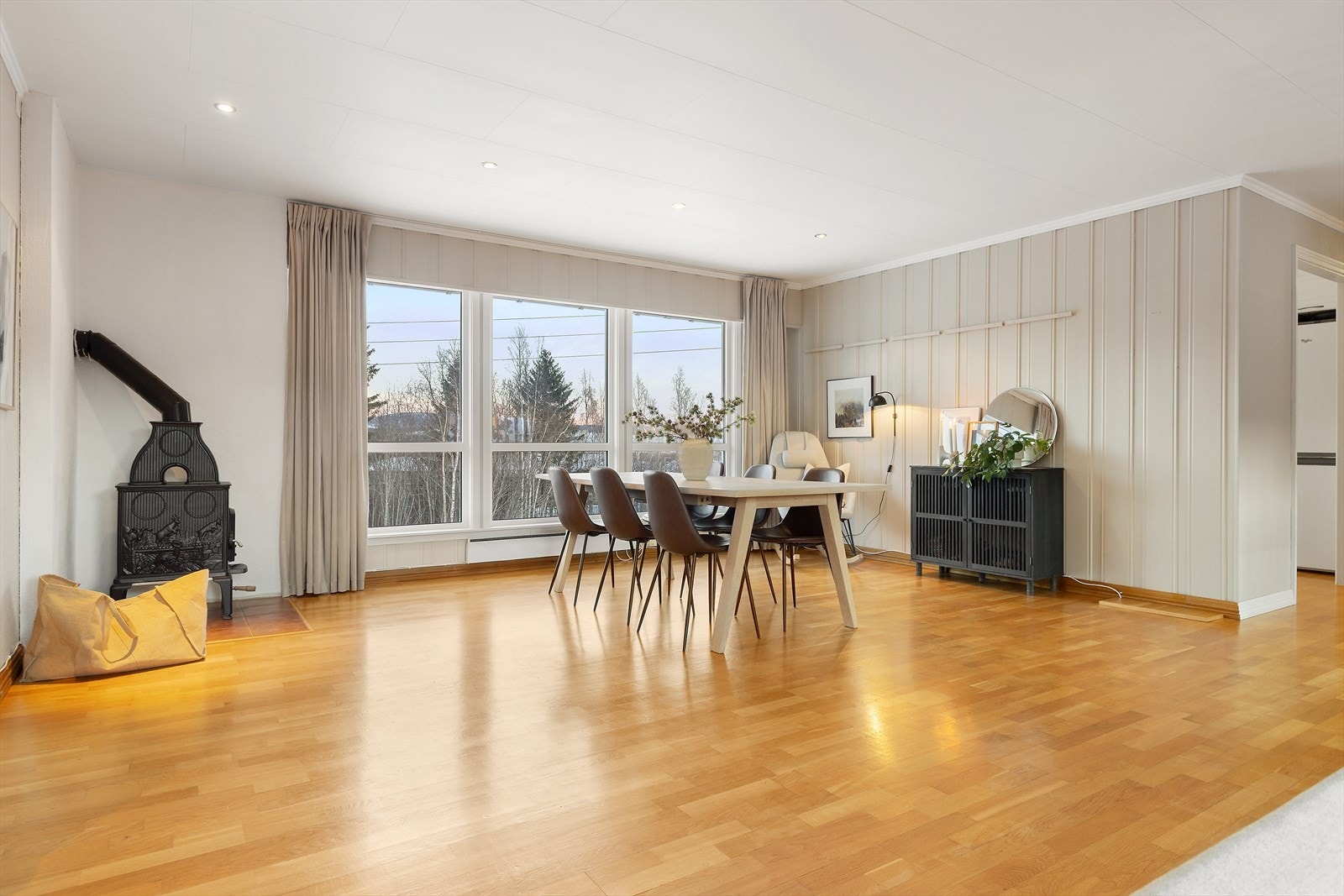 Fra spisestue har man et åpent og fint utsyn i retning nærliggende skog og annen bebyggelse. Galleribilde