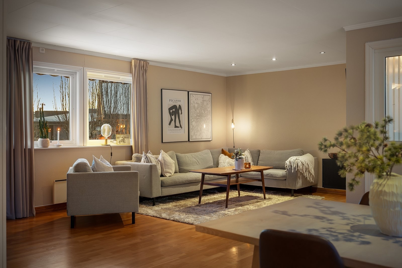 Et romslig og koselig familiehjem som ligger i øverste del av gata. Galleribilde