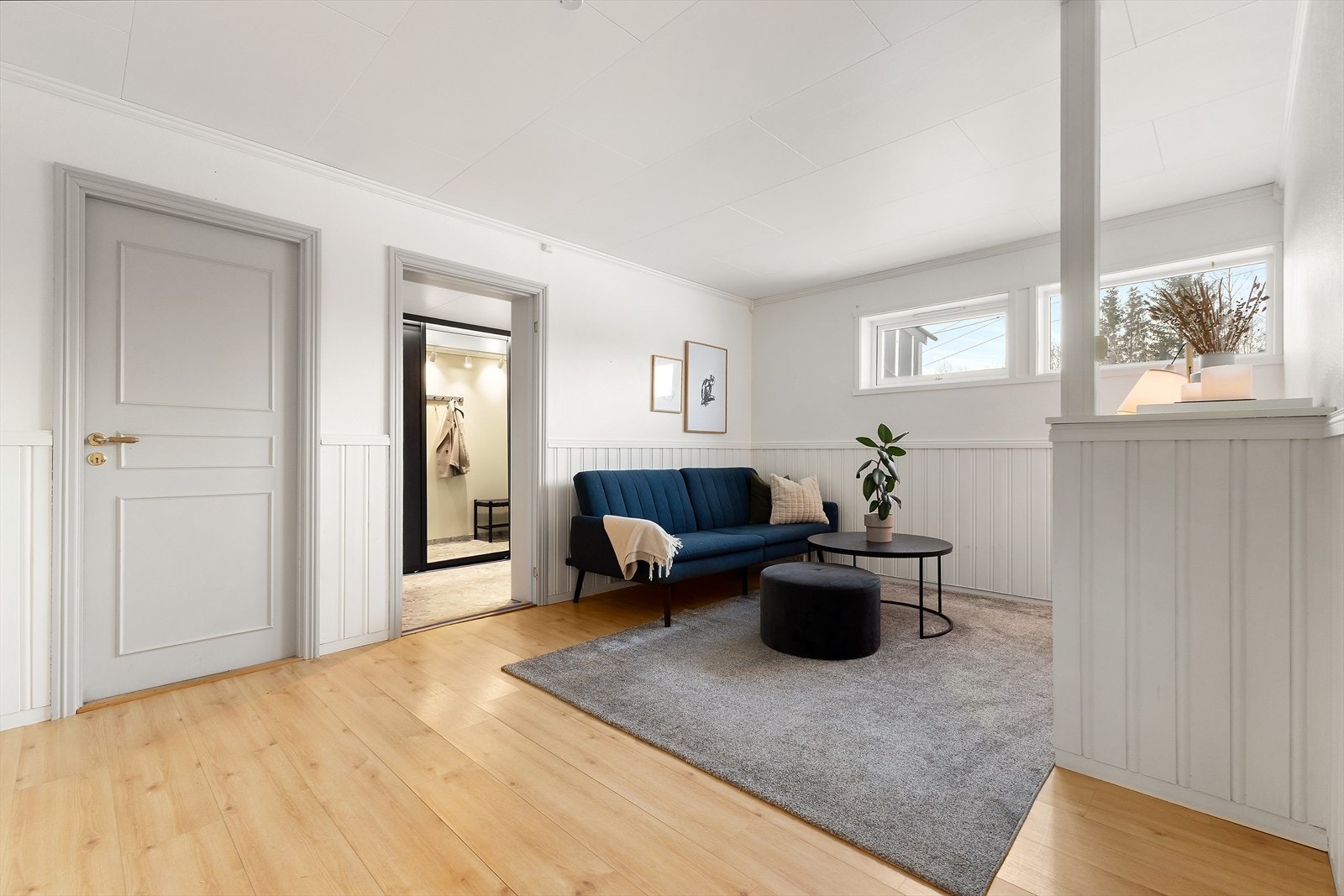 Arealet man kommer inn i fra yttergang, og som leder videre til boder via døren til venstre eller videre inn til andre bruksrom. Galleribilde