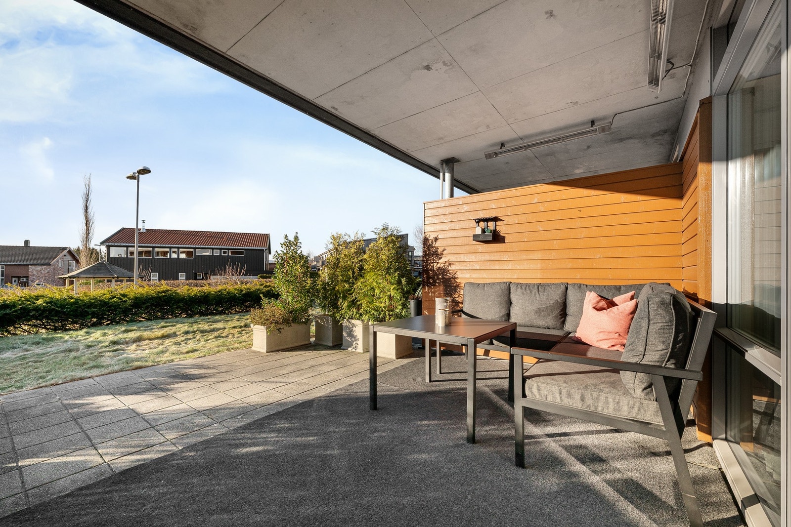 Stor og solrik terrasse på hele 26 kvm med god plass til utemøbler, grill og hyggelige sammenkomster Galleribilde