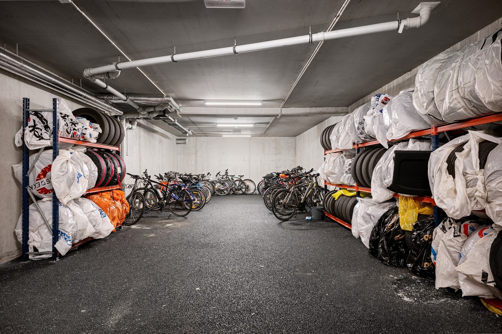 Fellesrom med sykkelparkering, dekkhotel og diverse utstyr som kan lånes Galleribilde