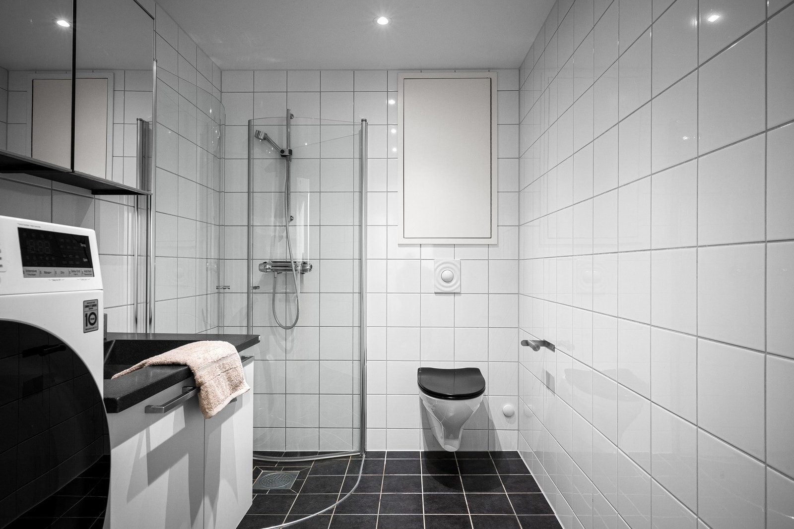 Pent flislagt bad med varme i gulvet for ekstra komfort Galleribilde