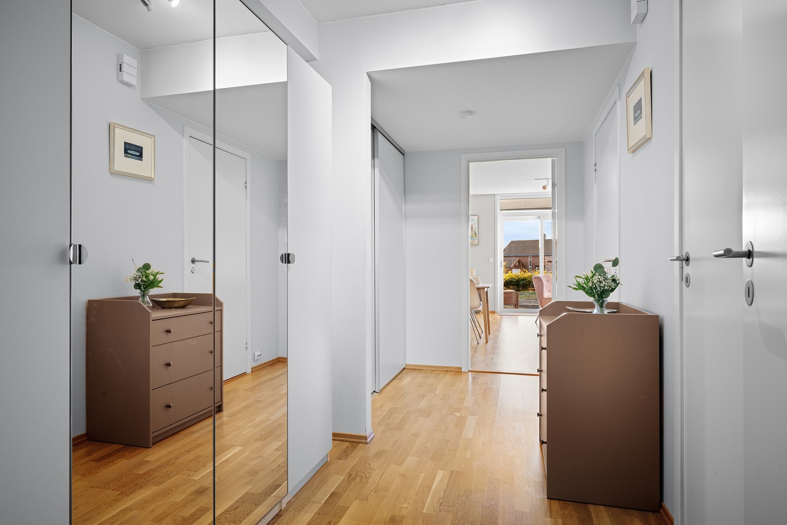 Lys og innbydende gang med gode oppbevaringsmuligheter i to praktiske garderobeløsninger. Galleribilde