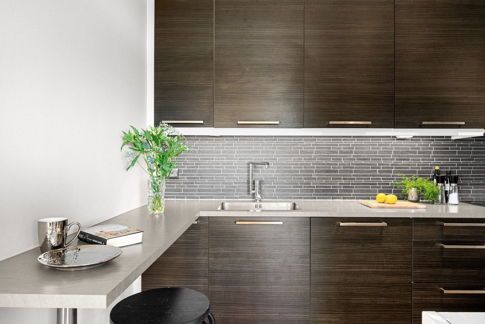 Kjøkkenet har svært god skap- og benkeplass, og fremstår som både funksjonelt og praktisk innredet. Galleribilde