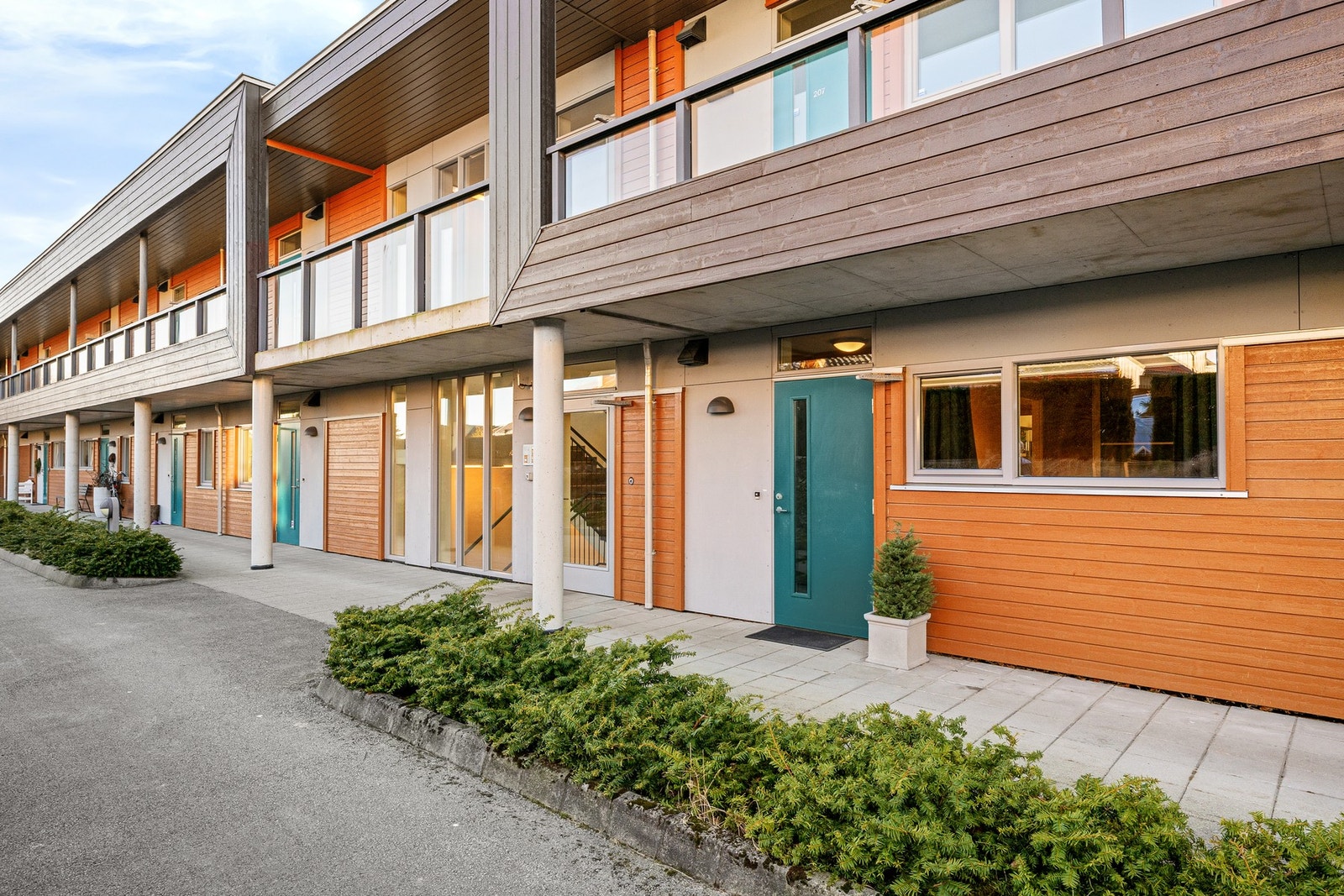 Pent inngangsparti med kort vei til trapp og heis til garasjeanlegg Galleribilde