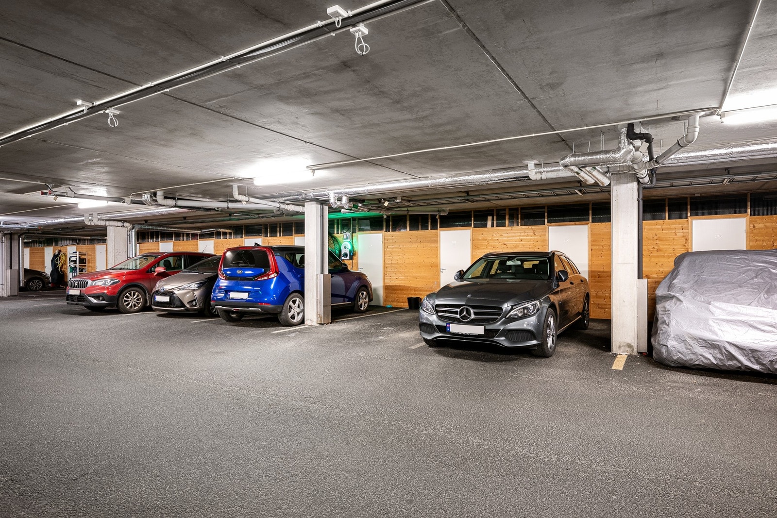 Med leiligheten følger fast parkering, mulighet for el-billader og egen sportsbod på ca. 6 kvm Galleribilde