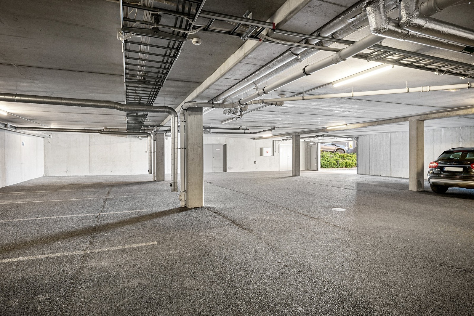 Rikelig med gjesteparkeringsplasser under tak Galleribilde