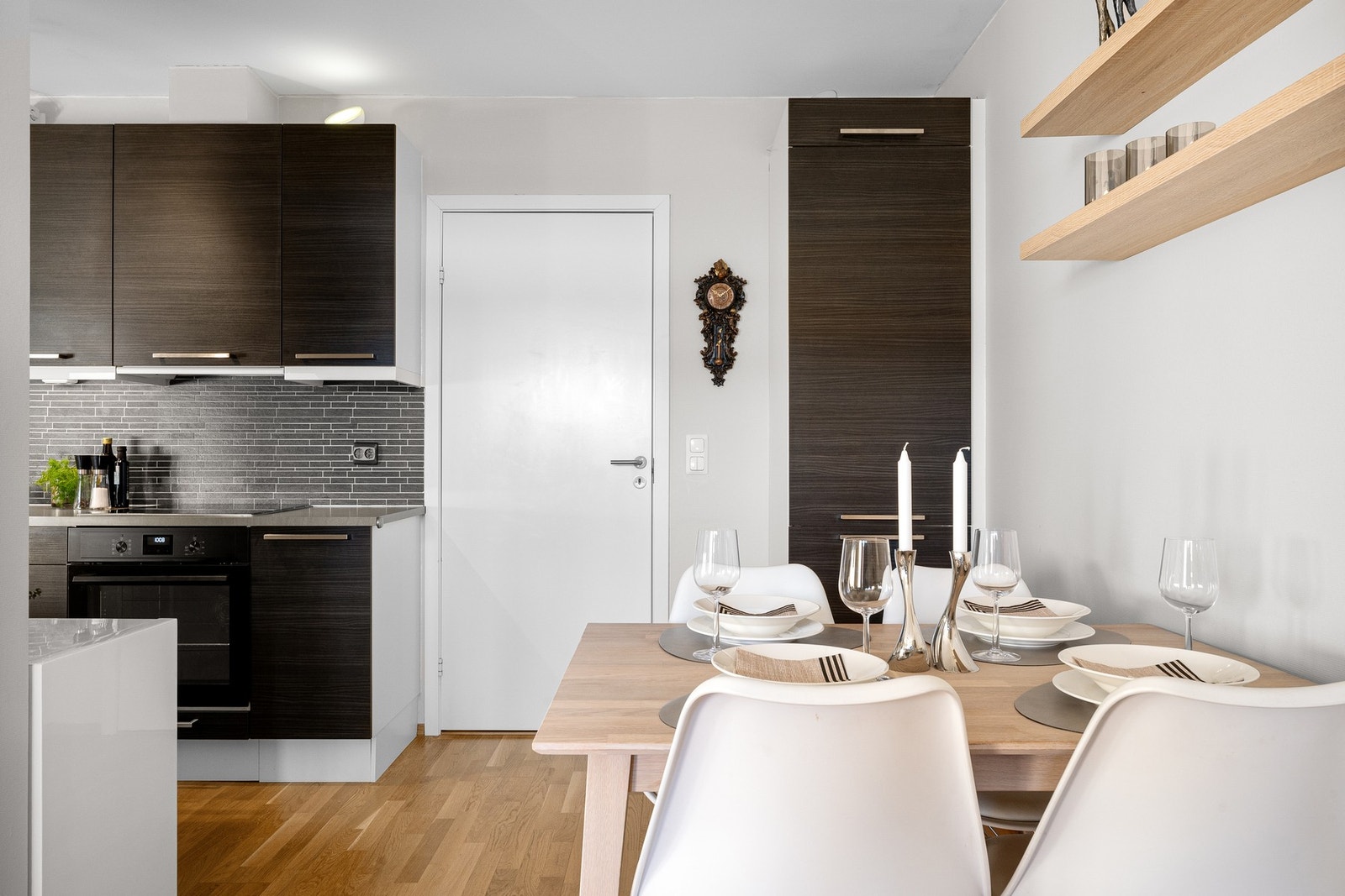 En naturlig spiseplass mellom stue og kjøkken skaper en sosial og helhetlig romløsning Galleribilde