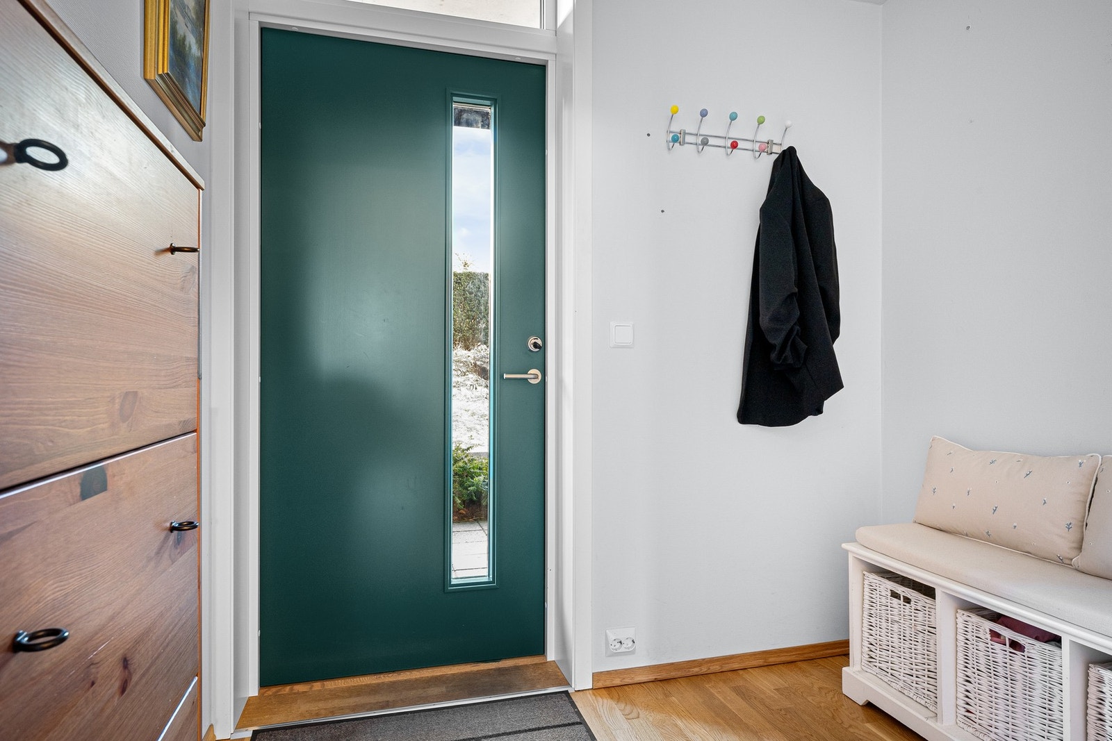 Vindfang med god plass til å henge fra seg yttertøyet Galleribilde