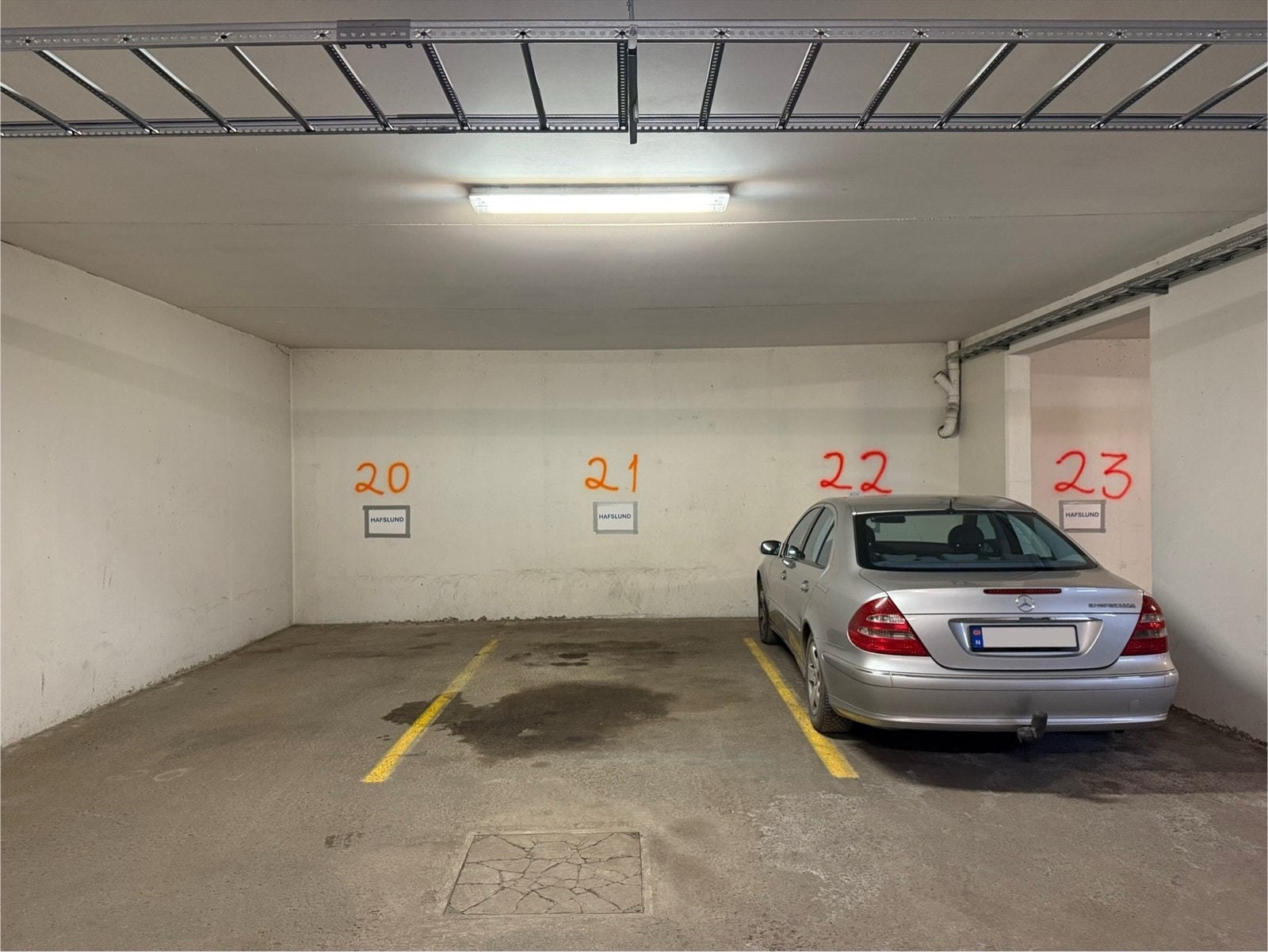 Garasjeplassene er oppført etter 2006 standard med 2,5m bredde og 5m lengde, totalt 12,5 kvm. Galleribilde