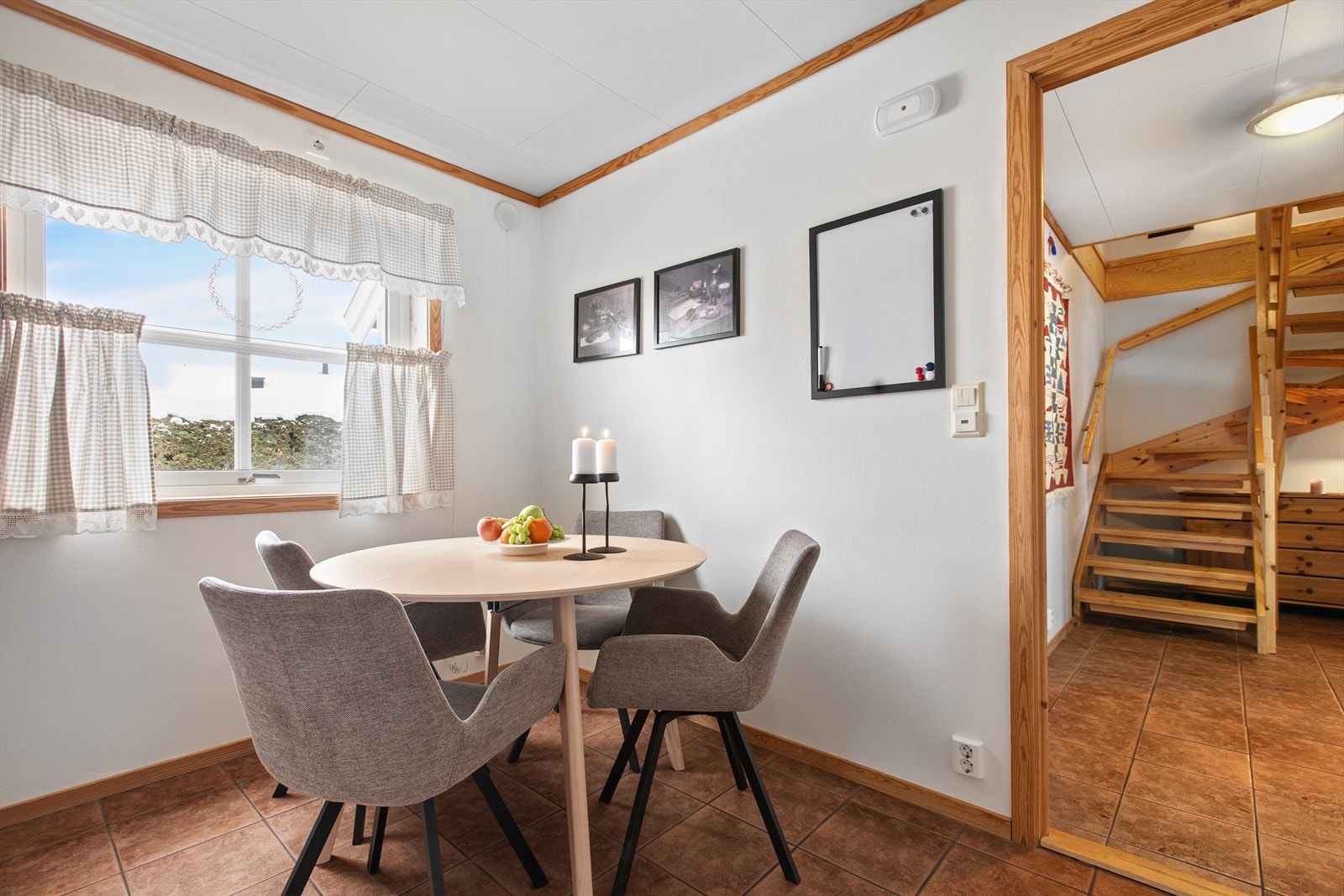 Flislagt gulv og naturlig lys skaper en innbydende spiseplass. Galleribilde